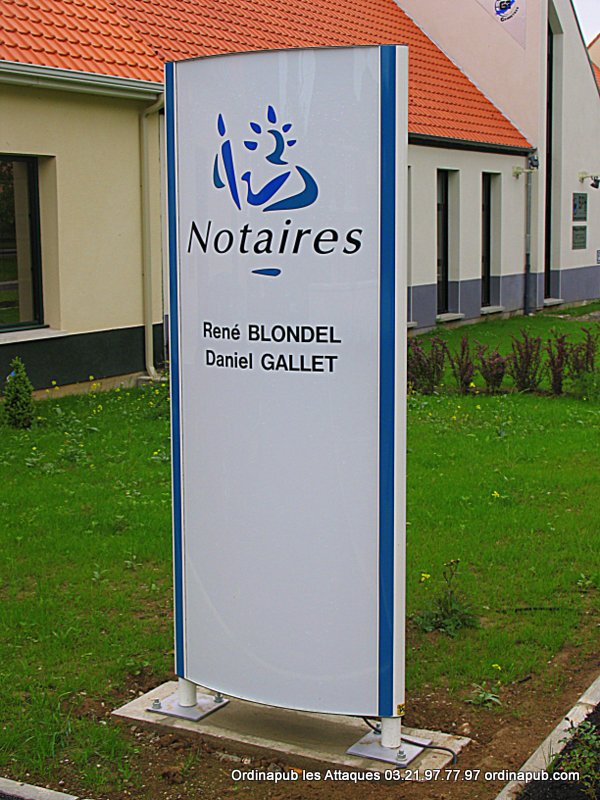 Totem en bord de route ou parking.